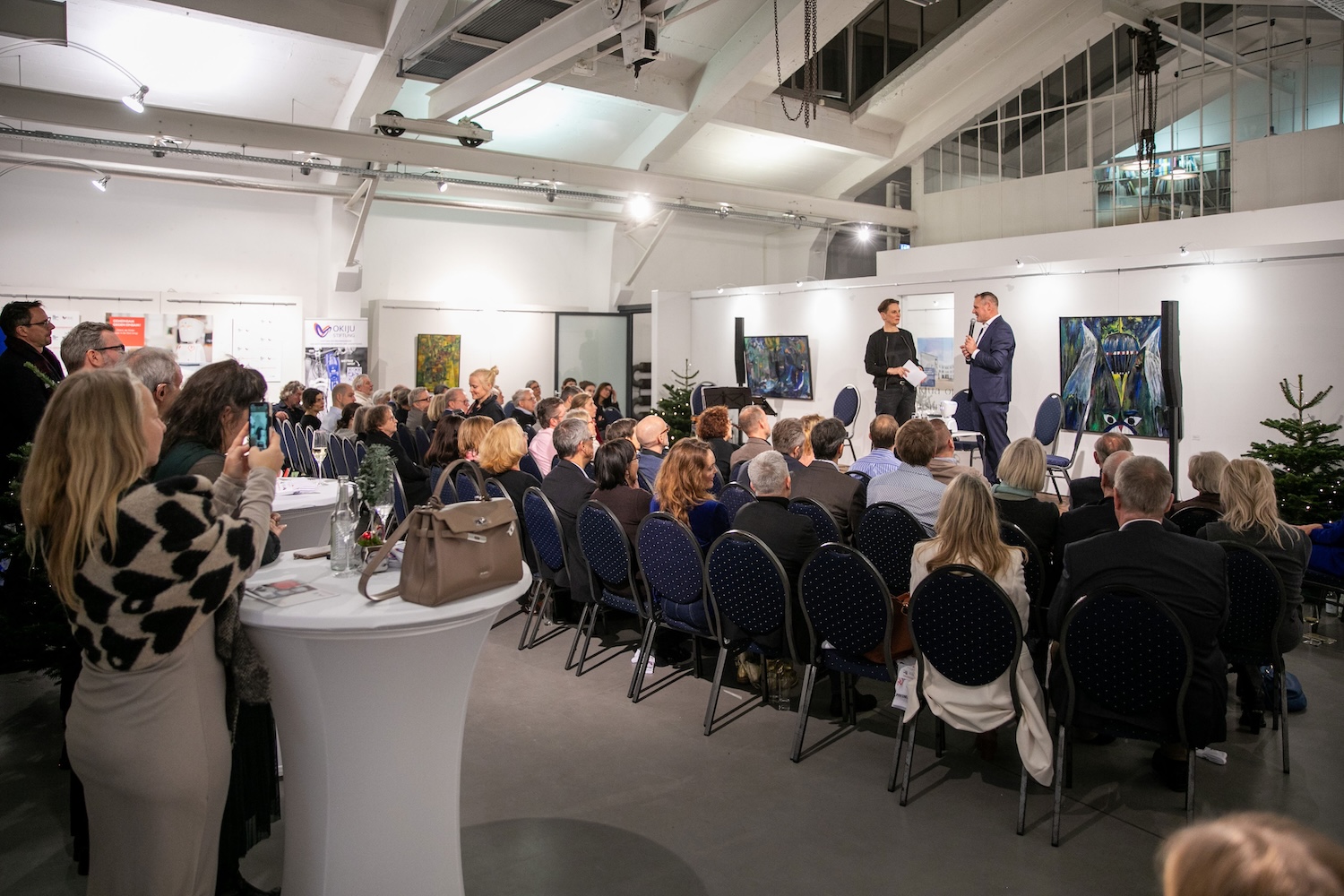 Gemeinsam gegen einsam: Publikum mit Blick auf die Bühne im Forum